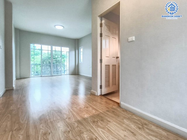 *****บ้านเดี่ยวมือสองย่านนนทบุรี ม.สราญสิริ ราชพฤกษ์-แจ้งวัฒนะ เนื้อที่กว้างขวางมากถึง 56.30 ตร.ว. ฟังก์ชัน 3 ห้องนอน 3 ห้องน้ำ ที่จอดรถ 2 คัน บ้านสไตล์โมเดิร์น ฟรี! เครื่องปรับอากาศ พร้อมเข้าอยู่ บนทำเลแห่งการเดินทาง เชื่อมต่อถนนราชพฤกษ์, ถนนชัยพฤกษ์, ติวานนท์ ใกล้รถไฟฟ้าสายสีม่วง "สถานีท่าอิฐ"